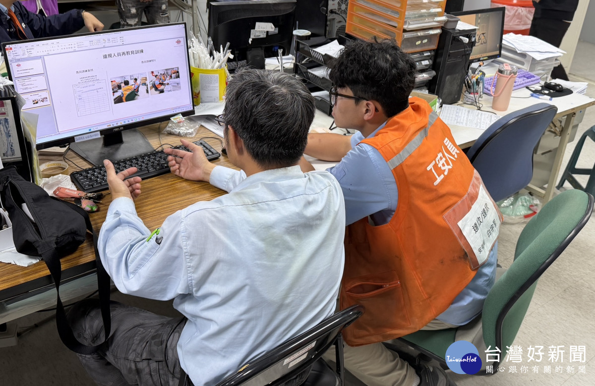 弘光科大環安系回應產業趨勢，透過制度化的全學期實習，讓學生（右）實際進入企業現場實習。（弘光科大提供）