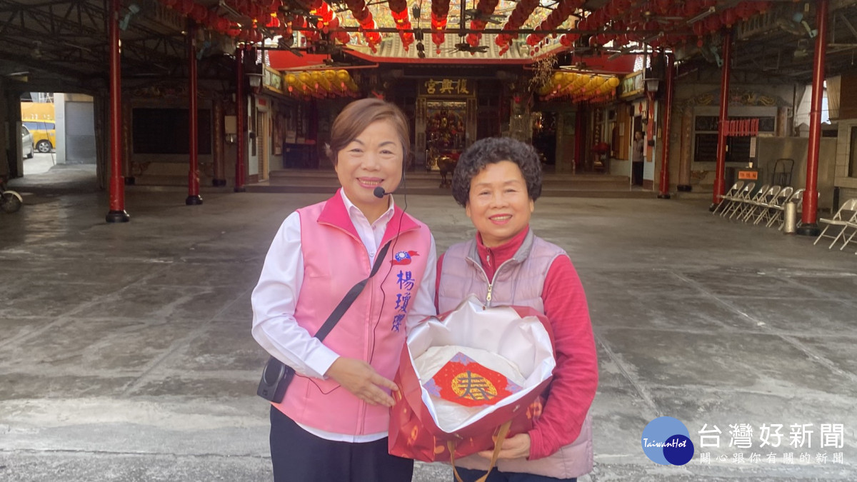 有支持者送來自製蘿蔔糕，祝福楊瓊瓔「步步高升」。