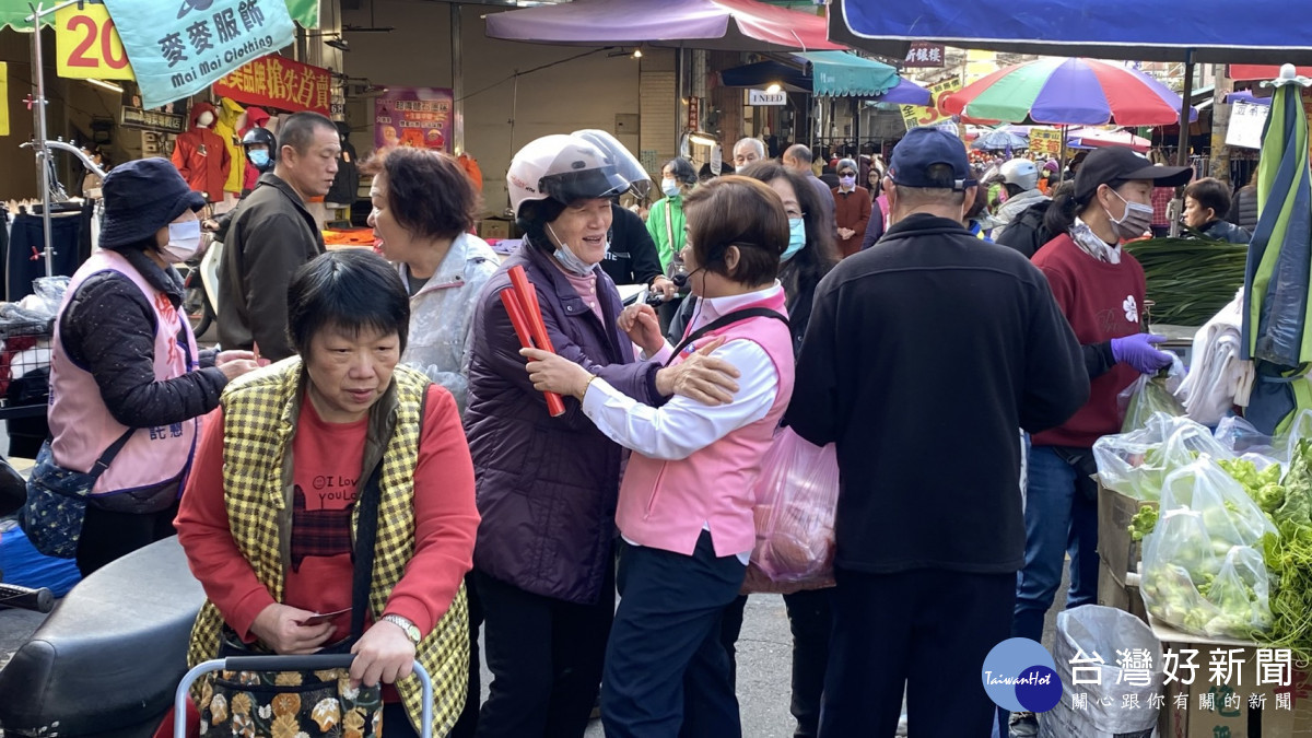 楊瓊瓔遇到熟識鄉親，一見面便熱情擁抱。