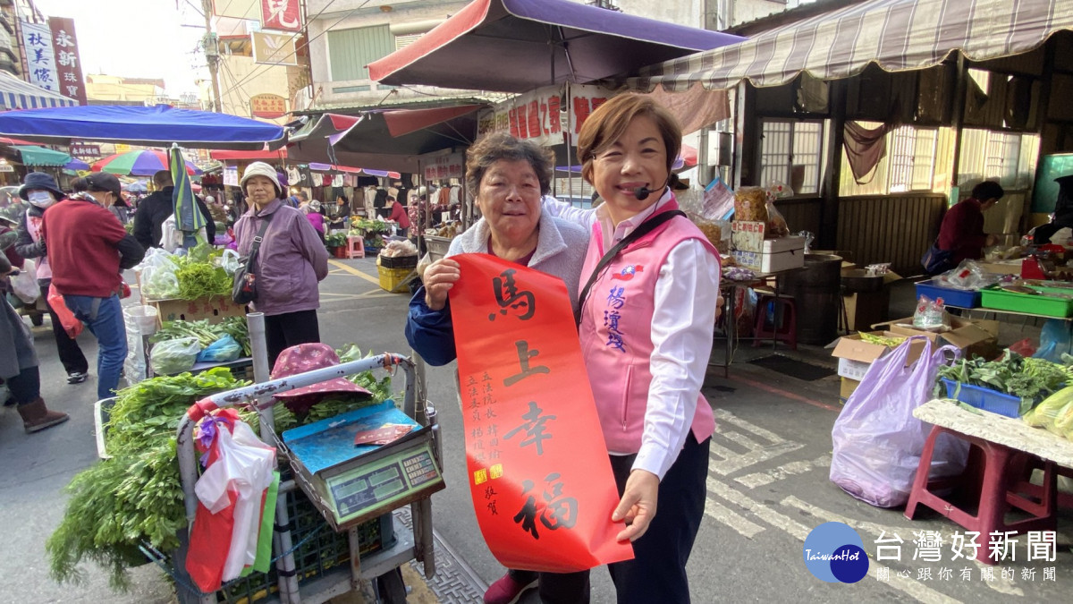 熱情攤商與楊瓊瓔合影。