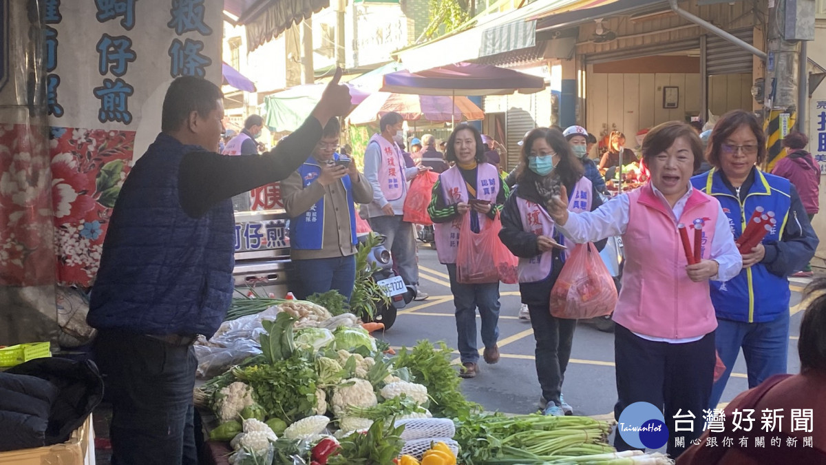 攤商比讚手勢，高喊「唯一支持楊瓊瓔！」