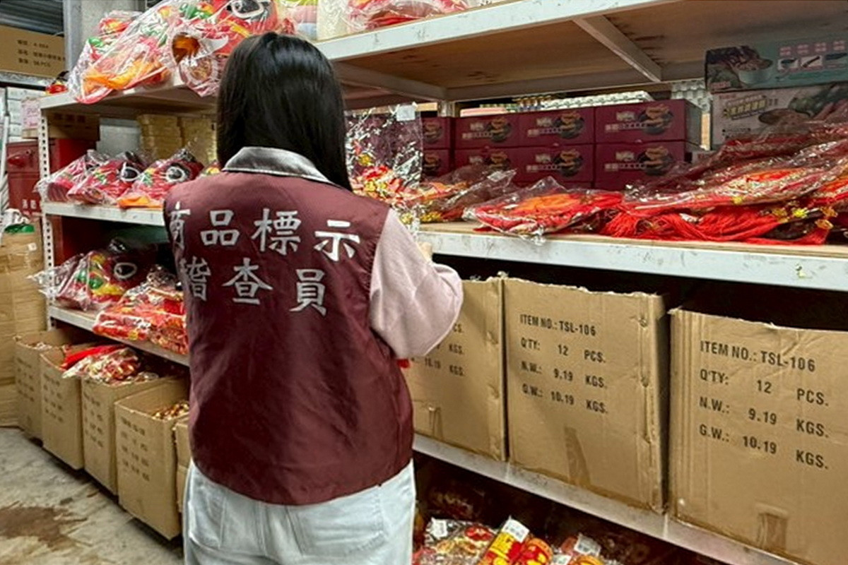 因應春節採買需求，保障消費者安心選購，桃市府經發局抽查春節商品標示。