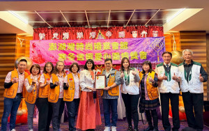 澎湖灣婚宴會館與企業、獅子會等辦愛心圍爐。（南投家扶提供）