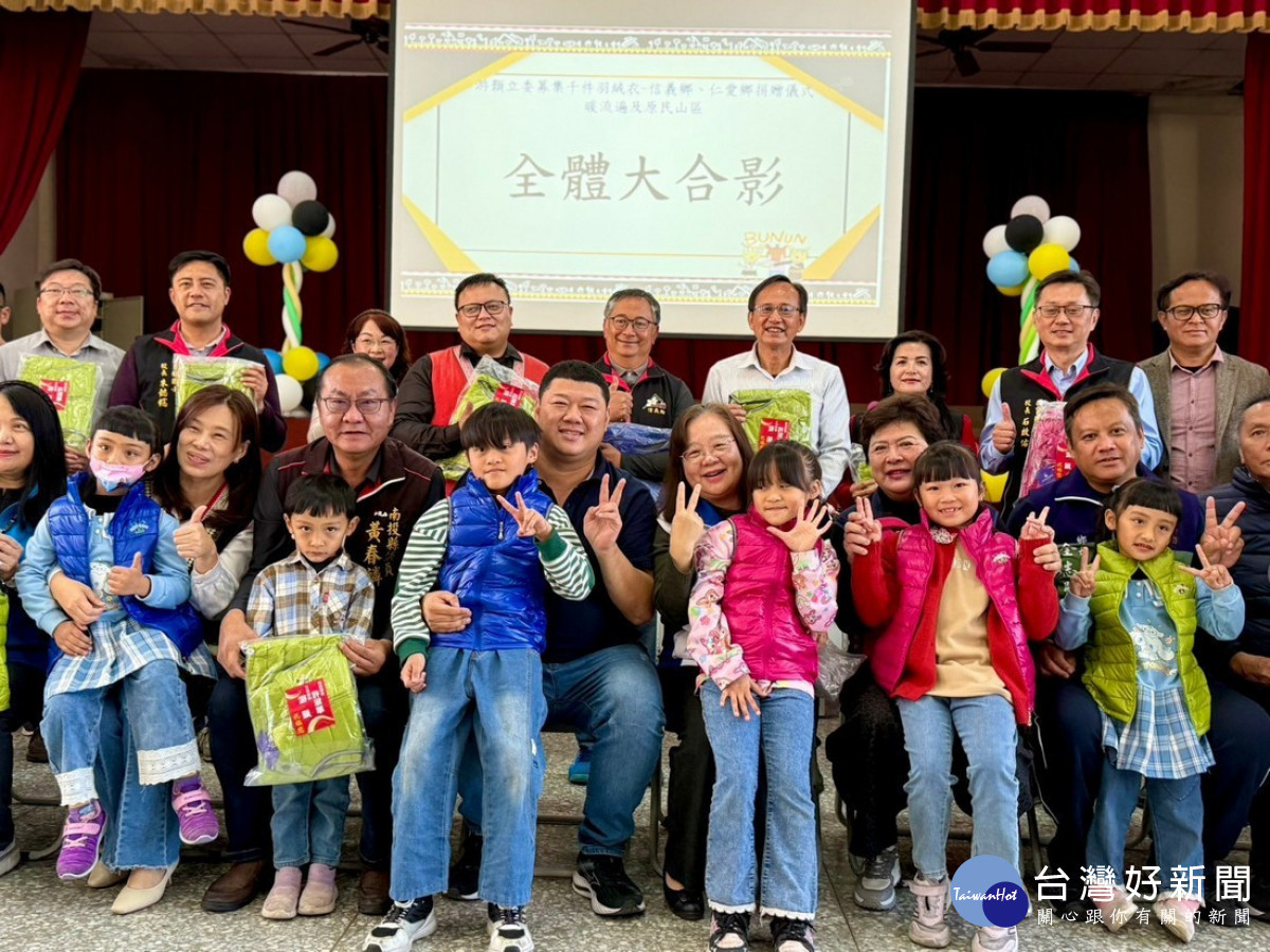 孩子們穿上新衣，紛紛露出燦爛笑容，現場氣氛溫馨。