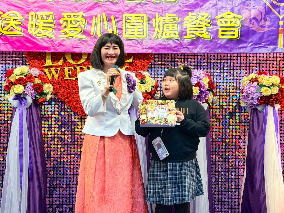 郭總經理長久以來都邀集企業友人支持愛心圍爐餐會。（南投家扶提供）