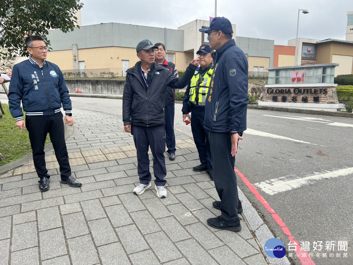 中壢警提前部署交通疏導　青埔派出所送暖弱勢迎新年