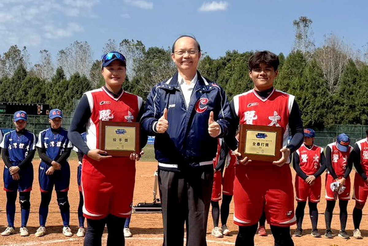 114學年度大專女子壘球聯賽，暨大王牌投手柯夏愛 (左)獲「最佳投手獎」及「最有價值球員（MVP）」兩項大獎，暨大葉貴萍(右)得全壘打獎，由暨大副校長楊振昇(中)頒發。（暨大提供）