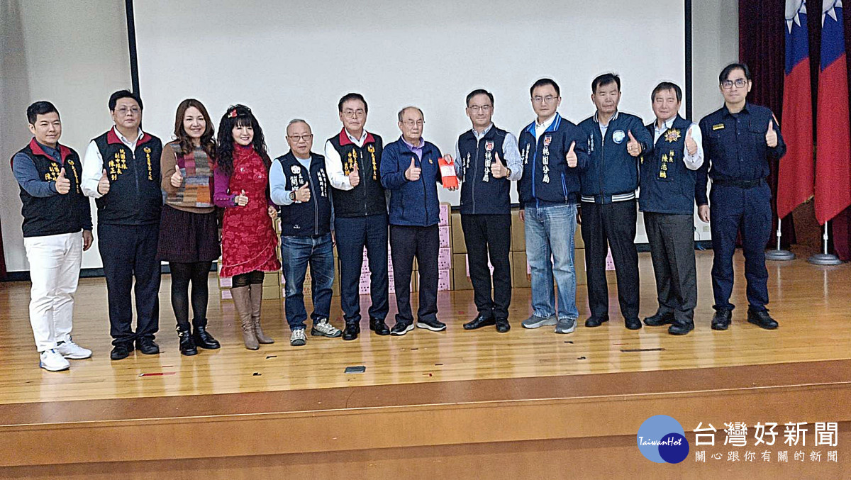 桃園義警中隊致贈破案獎金與物資     桃園警分局表示感謝並做好治安工作