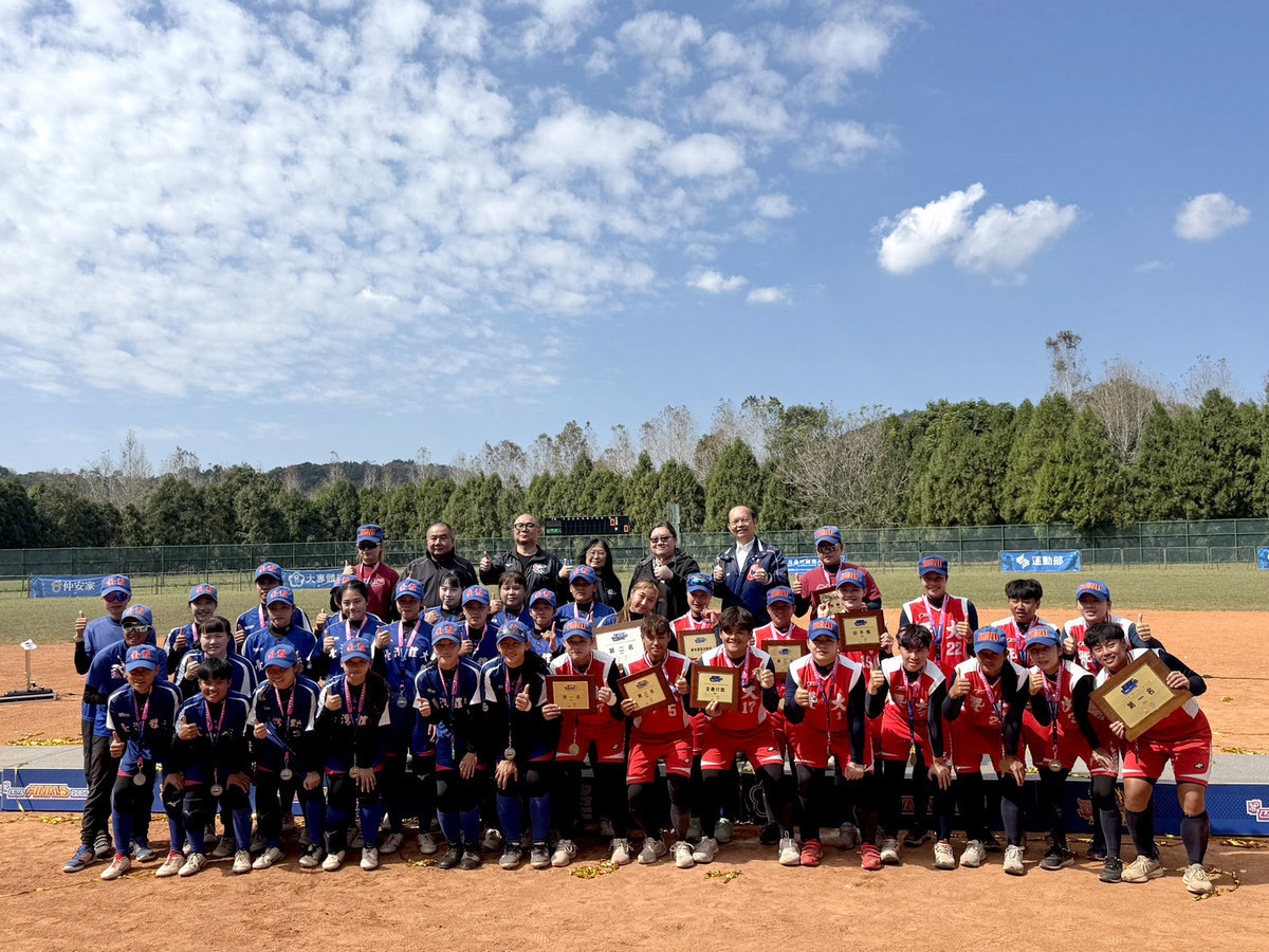 114學年度大專女子壘球聯賽冠亞軍決賽，暨大勇奪冠軍(右方紅隊)，台體大則實力相當獲亞軍(左方藍隊)。（暨大提供）