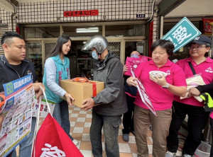 年菜送獨居長輩。林重鎣