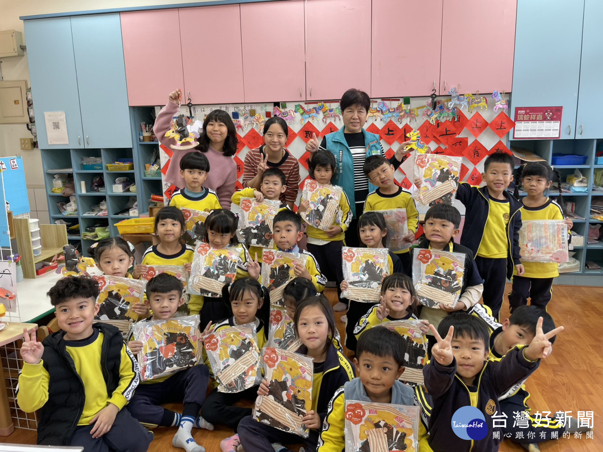 迎接2026台灣燈會　嘉縣學童獲贈「喔熊馬抵嘉」小提燈