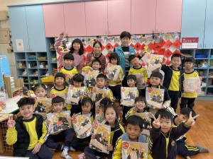 教育處長李美華前往祥和國小親自發放小提燈給附設幼兒園小朋友／嘉義縣府提供