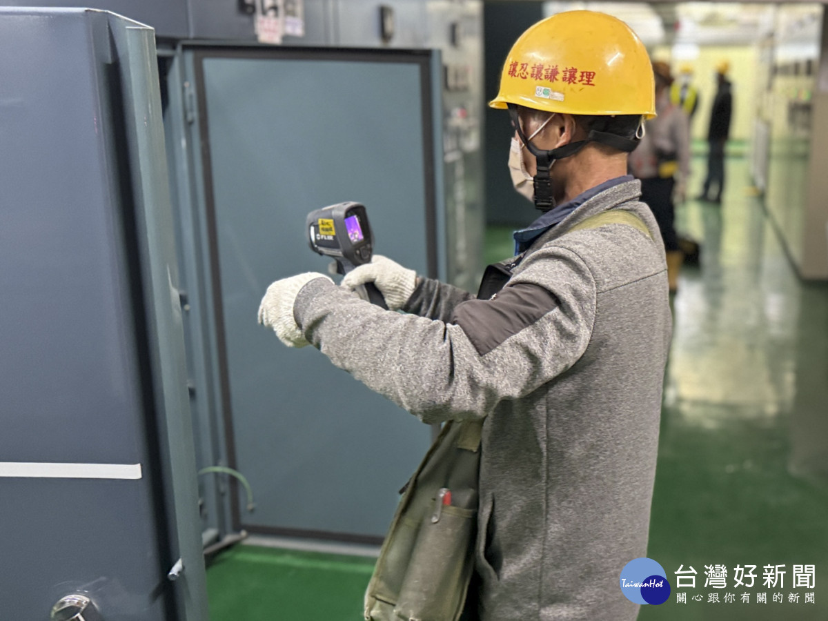 台電人員使用熱顯像儀進行受電設備巡視。圖／彰基醫院提供