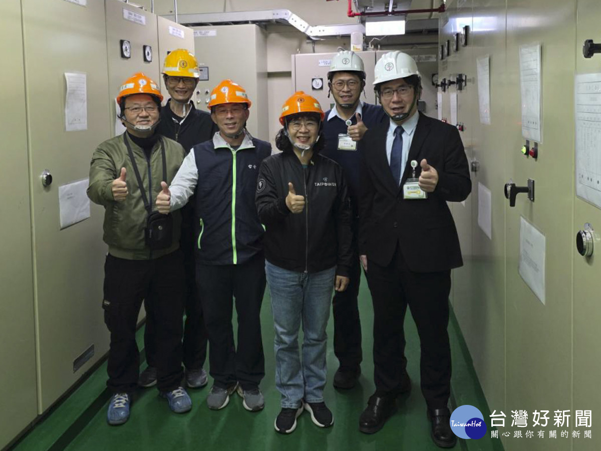 彰基魏崑銘處長(前排右1)與台電王花蘭處長(前排右2)共同針對醫院電力安全進行把關。圖／彰基醫院提供