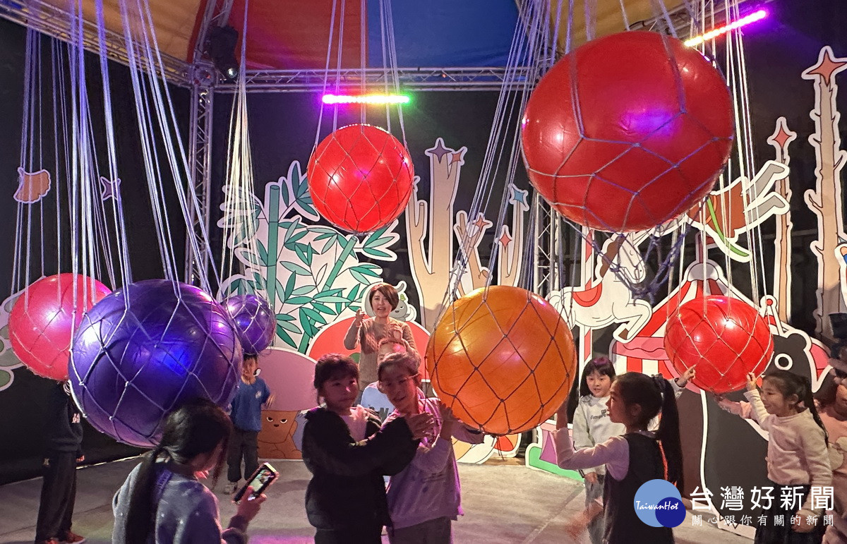 許縣長遇到正在搶先逛燈區的小朋友一同玩得超嗨。（記者扶小萍攝）