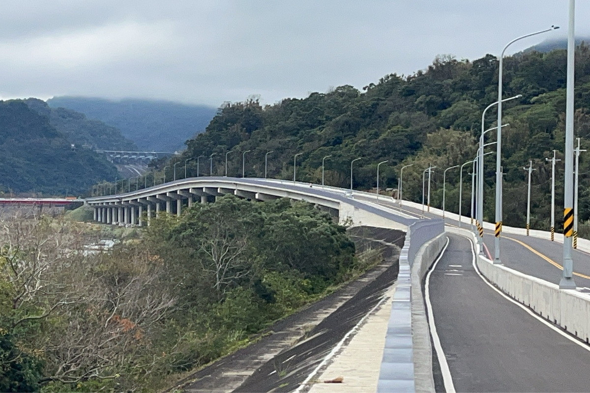 剛通車的大嵙崁清淤運輸道路可讓石門水庫逍遙遊更順暢。<br />
