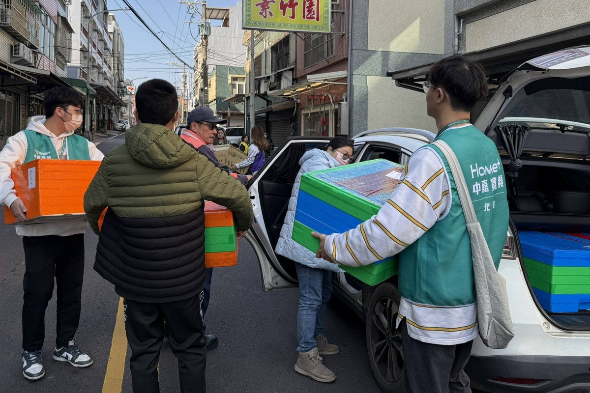 中嘉寬頻｜北健加入親送行列，協助志工搬運物資上車。<br />
