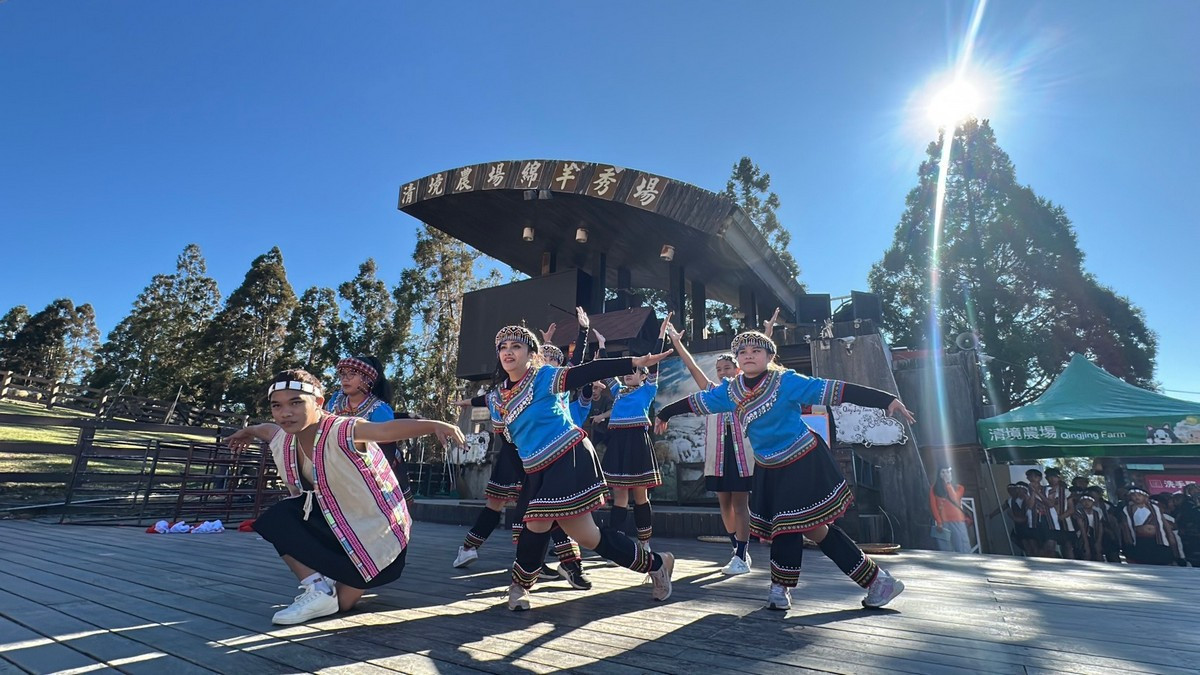 布農族傳統樂舞的「伊斯昂文化藝術團」演出。（清境農場提供）