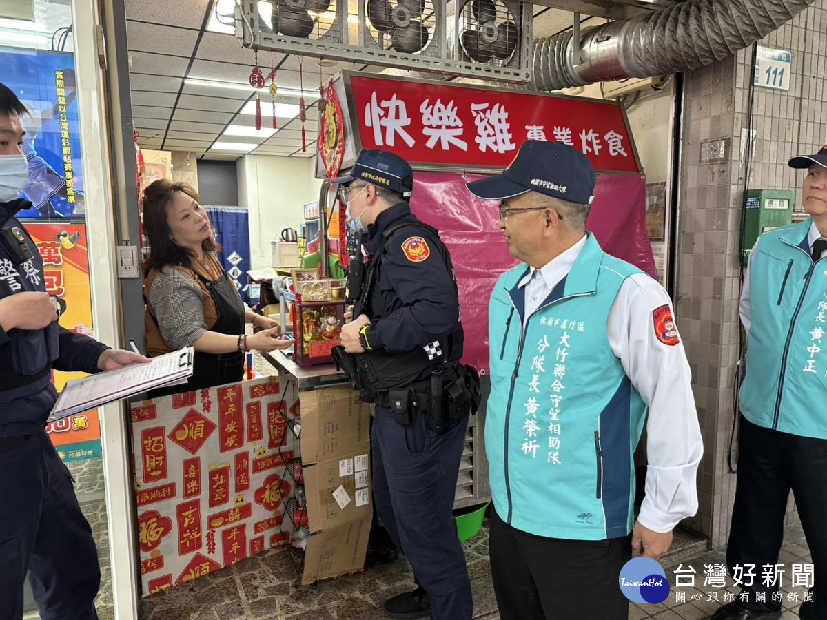 蘆竹警主動進入民居與店家提供「防竊設施診斷」，也同步進行識詐、反詐解析。