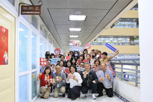 嘉義市長黃敏惠特地前往市府各單位，親手分送同仁象徵好運與祝福的小紅包／嘉義市府提供