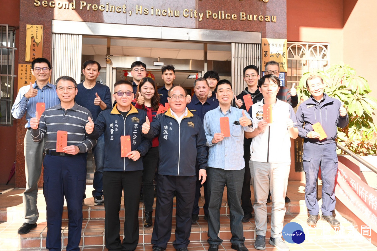 局長陳源輝向辛勞執勤的警察同仁表達感謝與新春祝福。