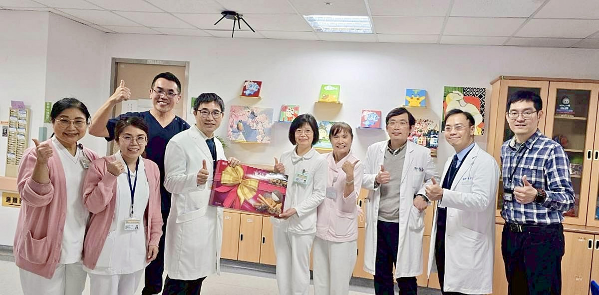 桃療年前院長廖定烈（左四）至病房為醫護人員打氣。(桃療提供)
