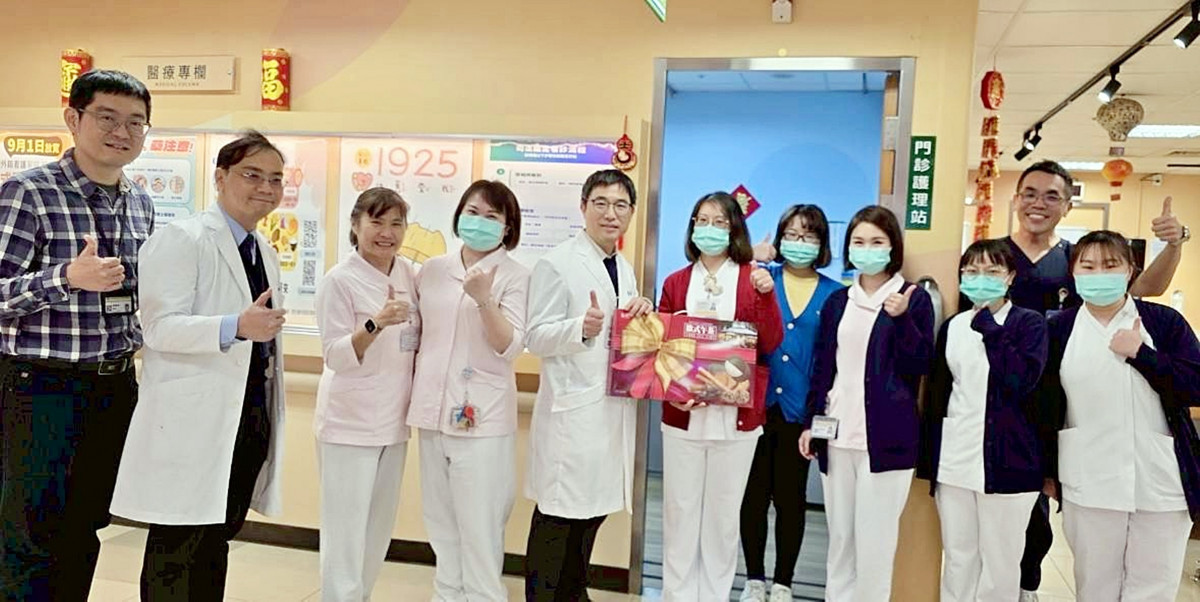 桃療年前院長廖定烈（左五）至病房為醫護人員打氣。(桃療提供)