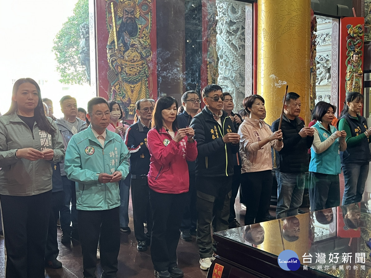 立法委員陳亭妃與桃園市議員鄭淑方前往楊梅錫福宮參香祈福。