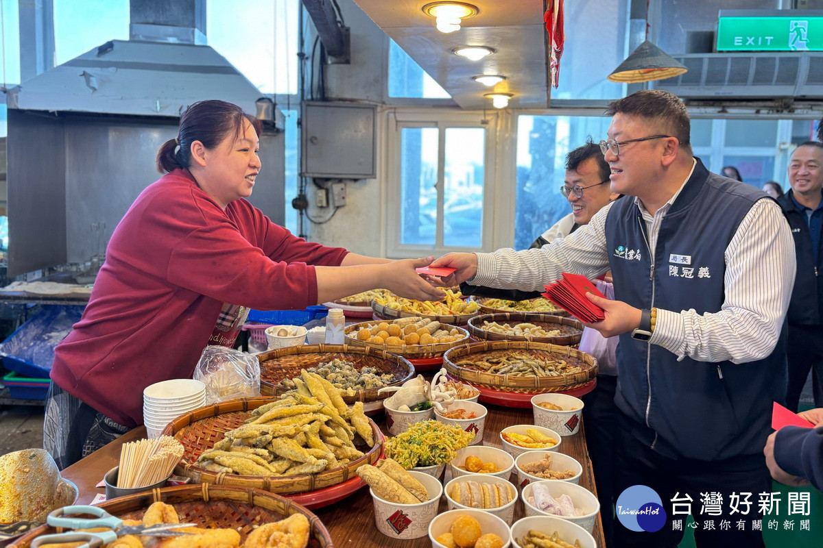 桃園市政府農業局長陳冠義前往竹圍及永漁港發送福袋及紅包袋,向攤商及民眾拜早年。<br />