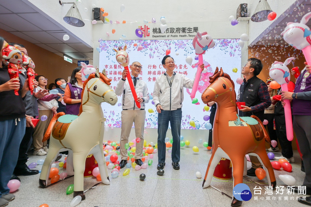 桃園市長張善政率府一層主管走訪市府各局處向同仁拜年致意。（衛生局）