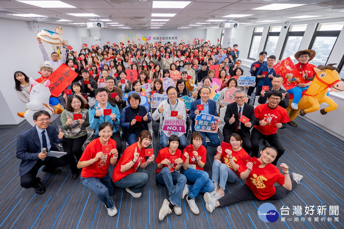 桃園市長張善政率府一層主管走訪市府各局處向同仁拜年致意。（教育局）<br />
