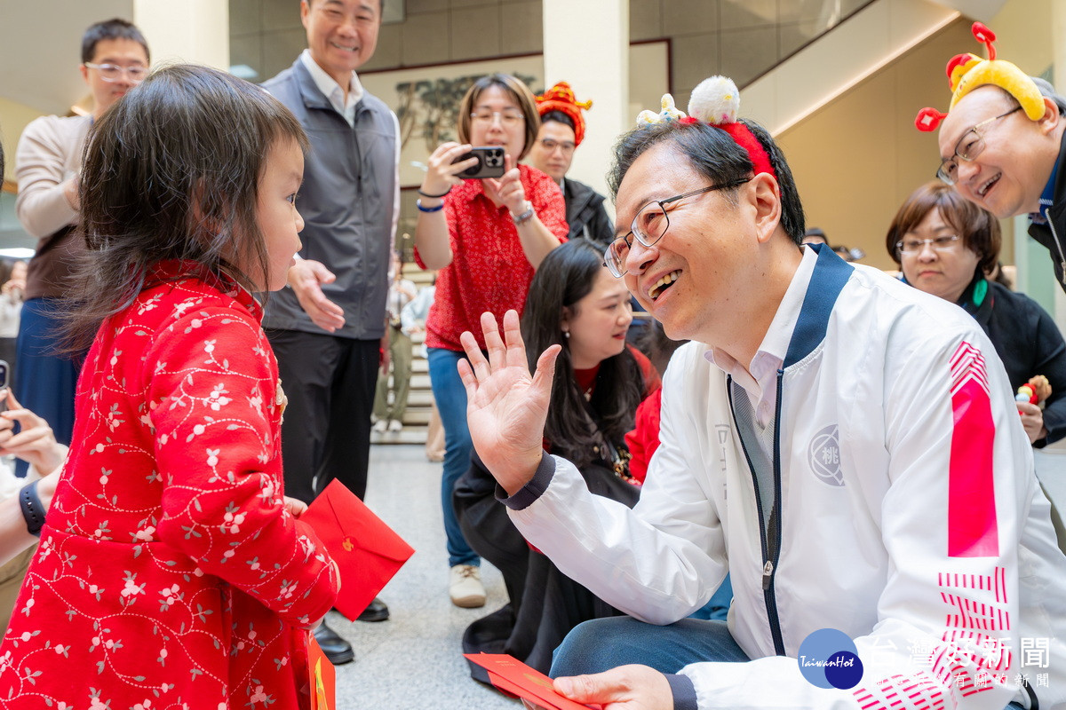 桃園市長張善政於文化局辭歲時親切向小朋友祝福新年快樂。