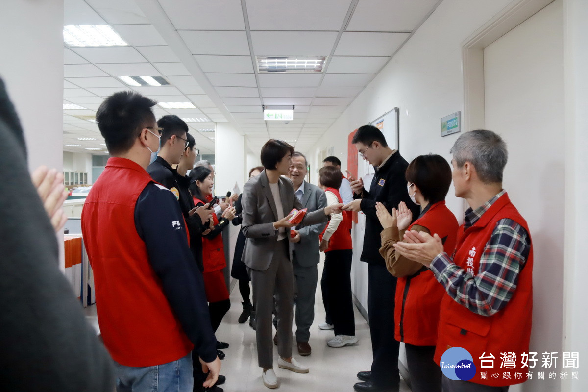 許縣長一行到各局處發送小紅包，同仁列隊歡呼喜氣洋洋。（記者扶小萍攝）