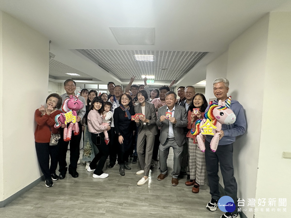 許縣長一行和局處同仁合影充滿歡喜。（記者扶小萍攝）