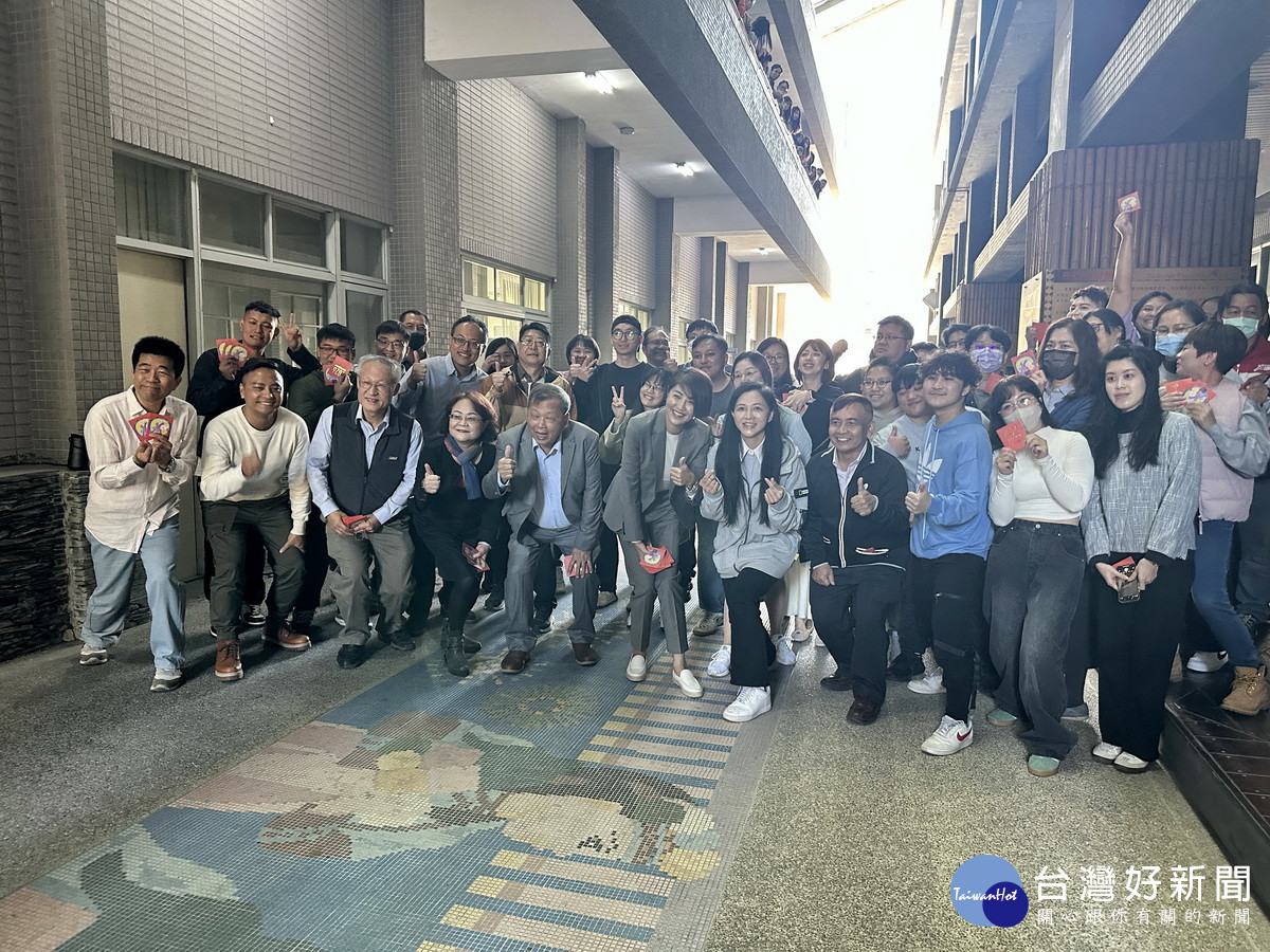 原民處同仁以歌舞歡迎許縣長祝賀馬到成功。（記者扶小萍攝）