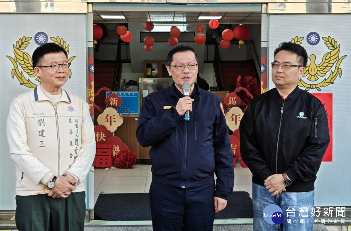 平鎮警結合慈善團體寒冬送暖，弱勢家庭獲物資、過好年。