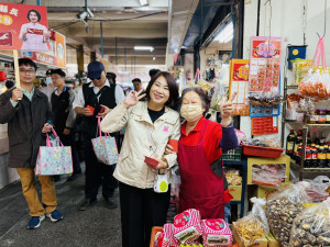 周春米市場拜早年　「瑞馬春騰」小紅包傳遞新春祝福