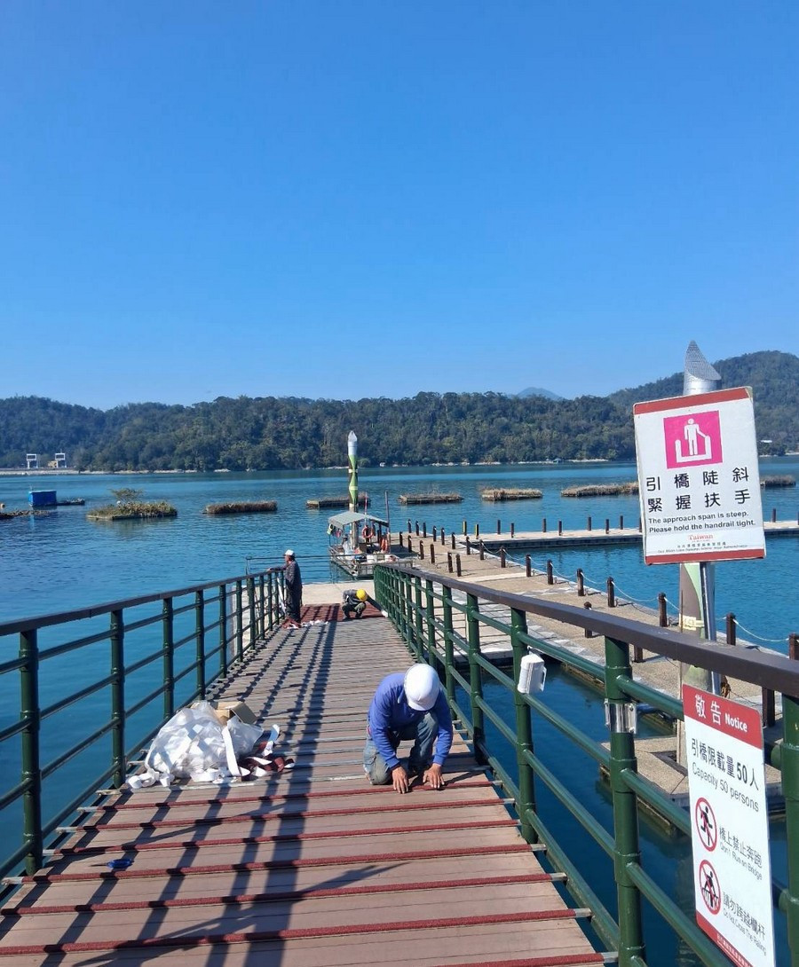 裝設防滑設施。（日管處提供）