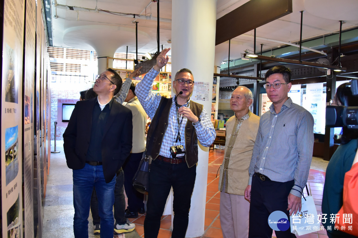蔡金鼎老師為現場來賓導覽介紹。