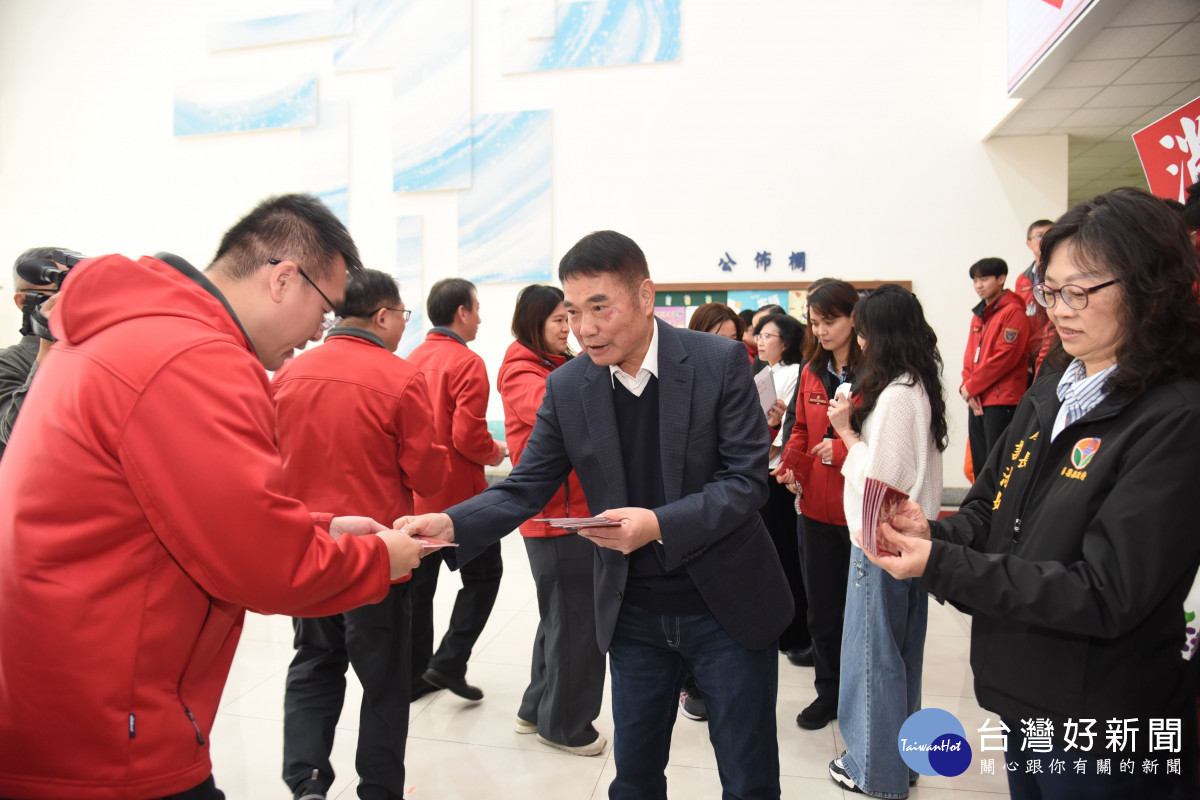 鍾東錦發馬年福袋向員工賀新春　承諾打造苗栗成為宜居宜遊好地方