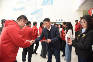 鍾東錦發馬年福袋向員工賀新春　承諾打造苗栗成為宜居宜遊好地方