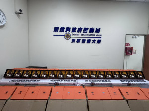 南投縣警局刑警大隊赴台中破獲紫南宮馬年套幣被仿製。（縣警局提供）