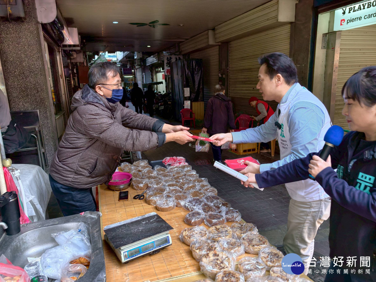 新竹黨部主委邱臣遠領軍，至竹東、竹北傳統市場發紅包。