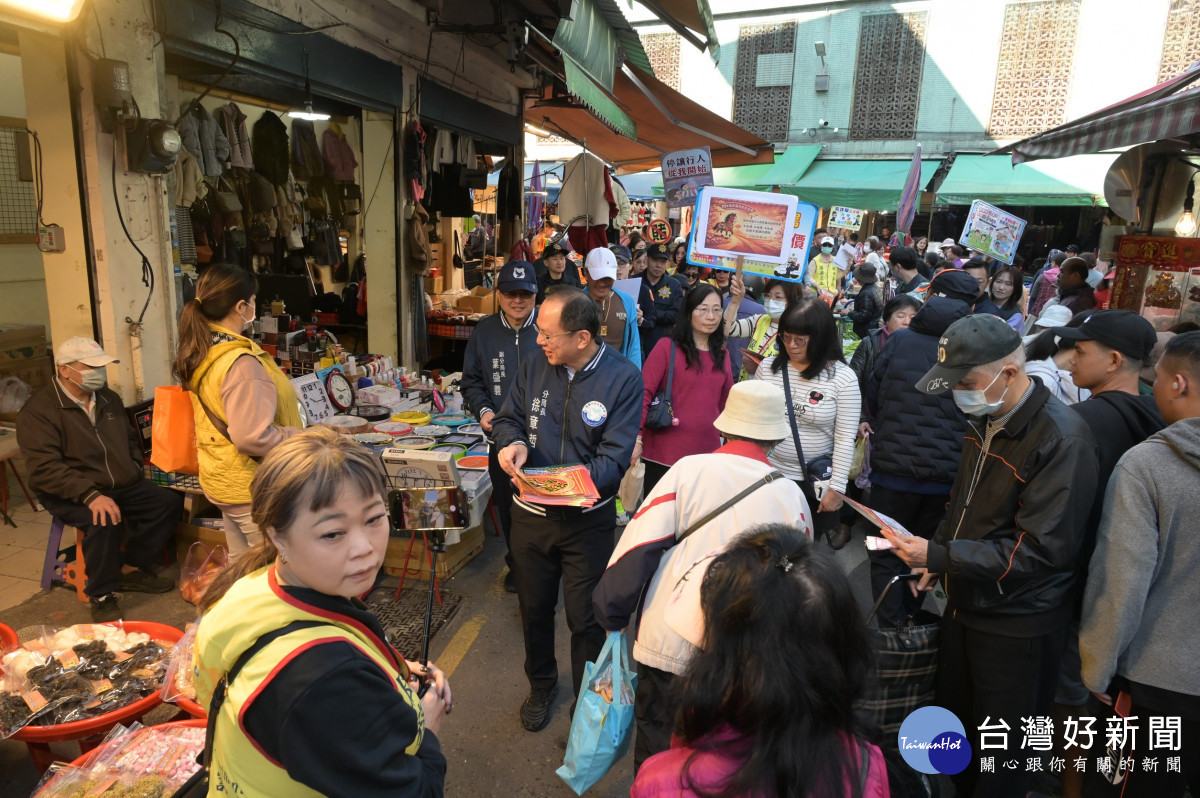 大溪警分局長徐章哲帶領宣導團隊前往大溪第一公有零售市場，辦理治安、交通及婦幼預防犯罪宣導活動。