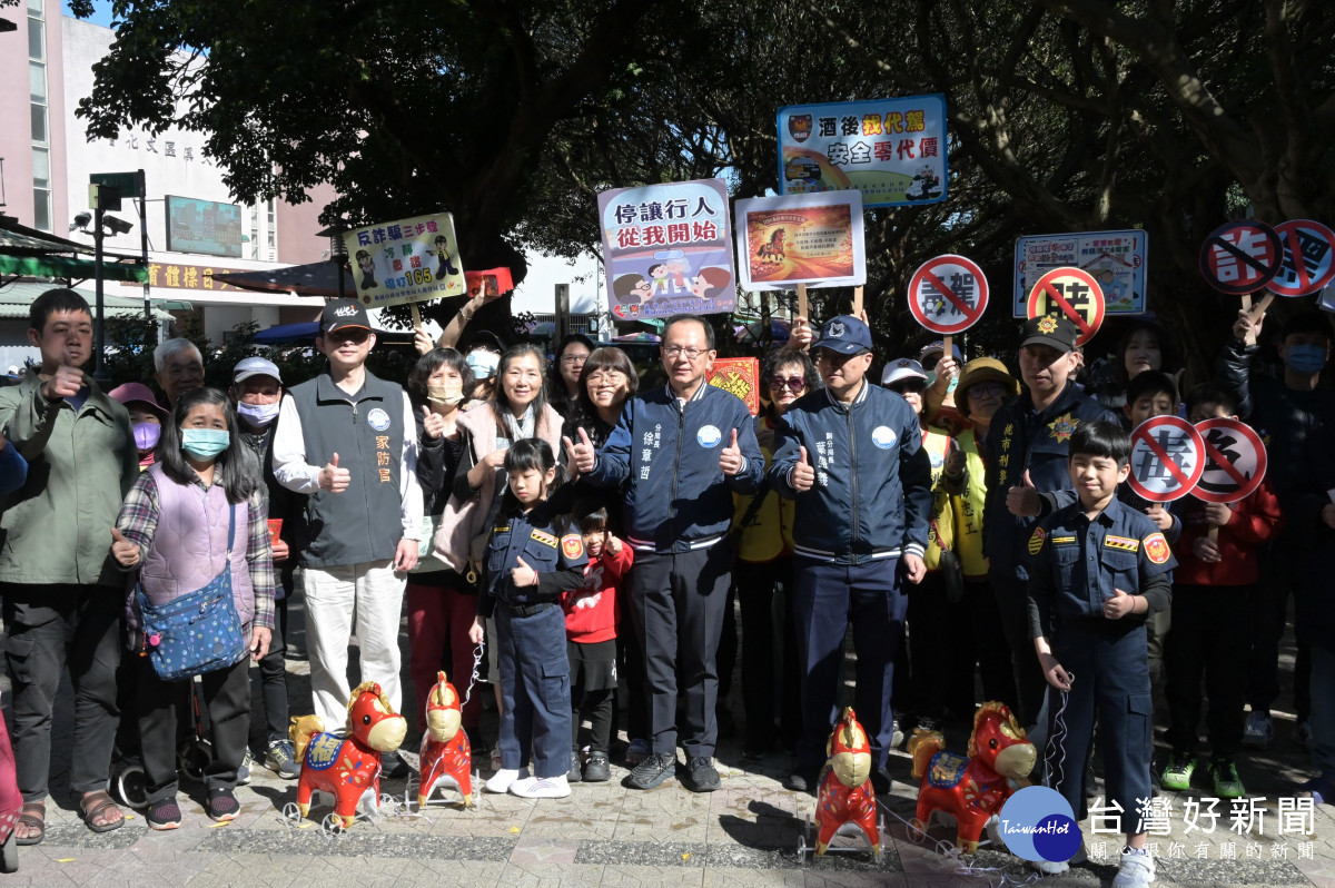 大溪警分局長徐章哲帶領宣導團隊前往大溪第一公有零售市場，辦理治安、交通及婦幼預防犯罪宣導活動。