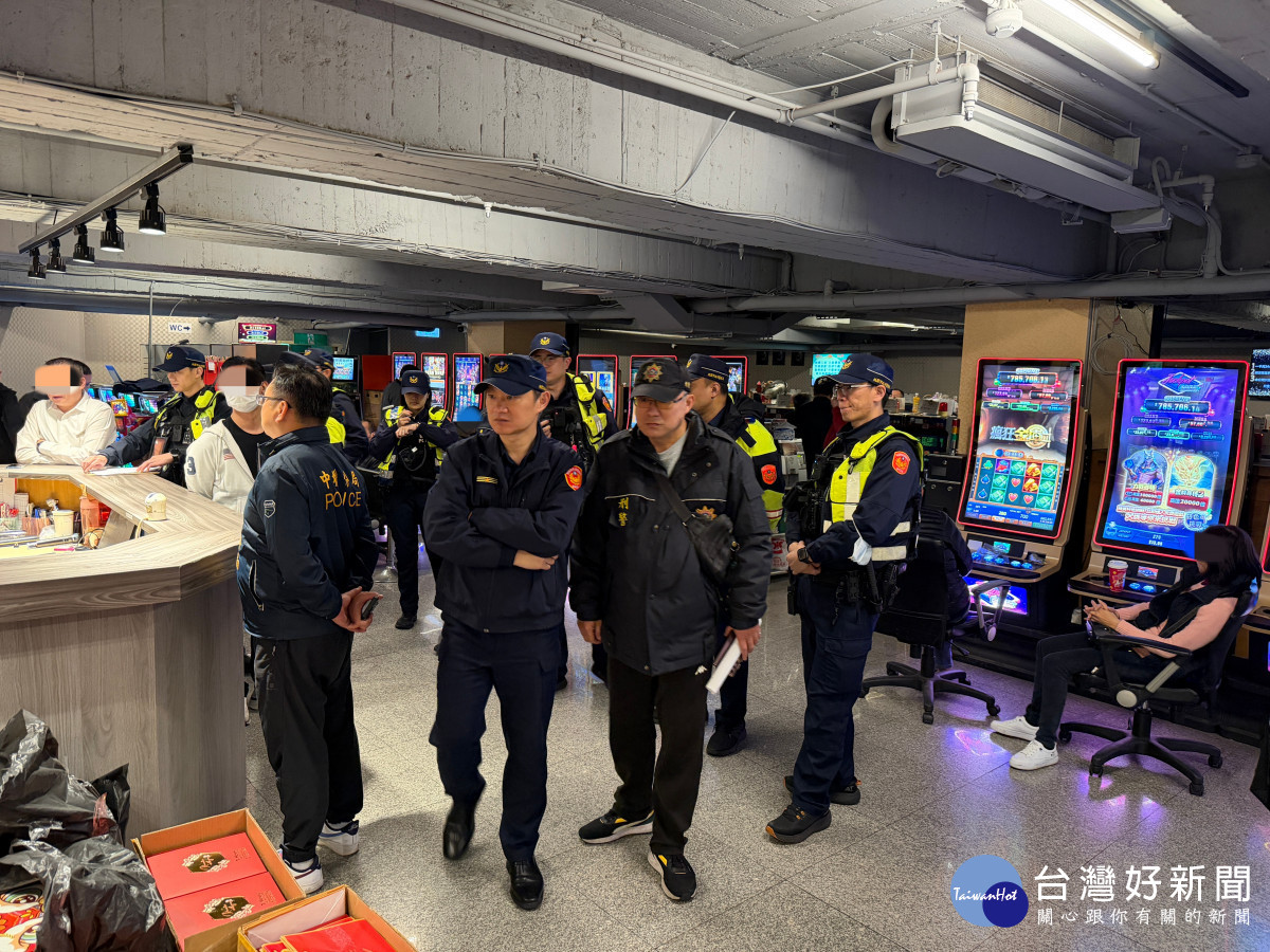 中壢分局執行「雷霆除暴擴大臨檢」專案行動。