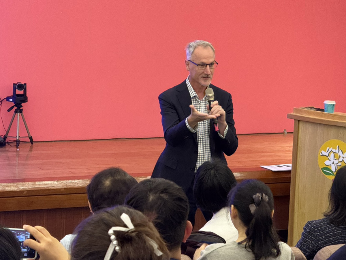 這場護理師證國際研討會除有國內各醫院規劃實證應用經驗與成果，還特別邀請國際實證照護權威、澳洲阿得雷德大學（The University of Adelaide）JBI實證照護應用中心主任Craig Lockwood教授蒞會，分享最新國際實證發展與臨床照護應用經驗。圖/台中醫院