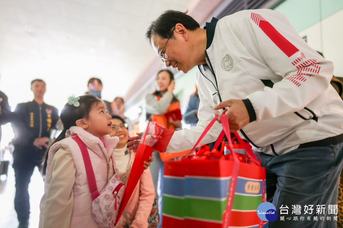 張市長特別準備象徵甜蜜祝福的金莎花束，於高鐵桃園站發送給旅客，為春節旅程增添溫馨氣氛。