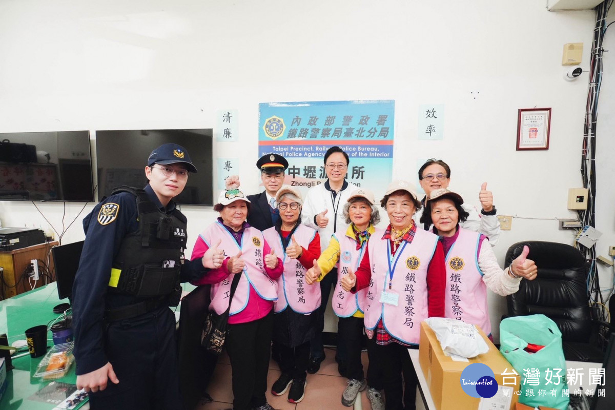 張市長與慰勞堅守崗位的交通運輸同仁合影。