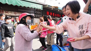 何欣純發送一元小紅包。林重鎣